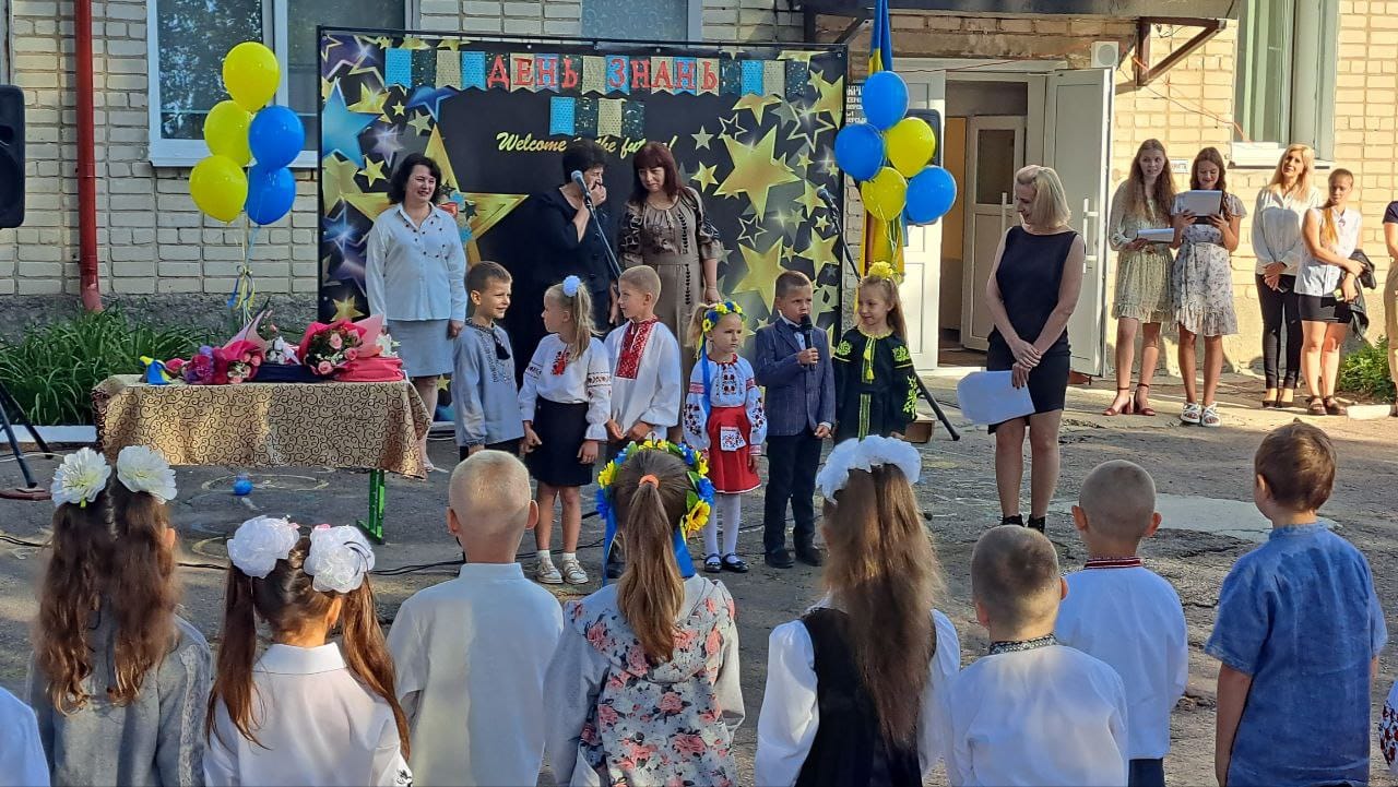 Урочиста лінійка для 1 та 11 класів з нагоди свята Першого дзвоника